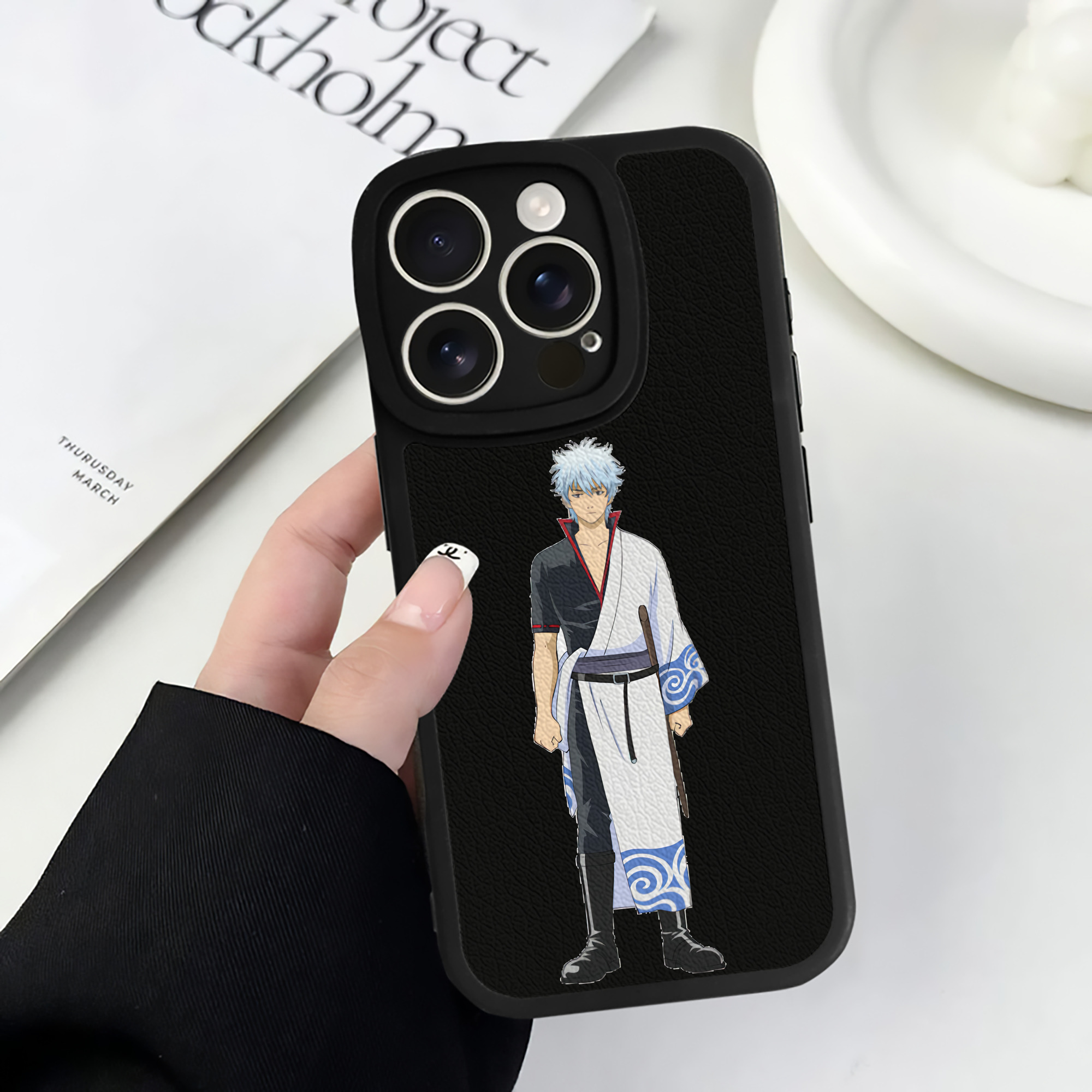 （画像用） ぎんたま 坂田銀時（さかたぎんとき） 神楽 志村新八（しむら しんぱち） GINTAMA Sakata Gintoki Kagura Shimura Shinpachi 【iPhone 16シリーズ対応】シリコンスマホケース（レザー調） 材質：シリコン